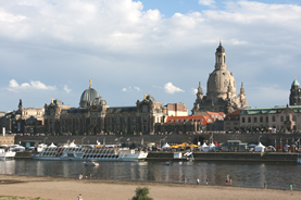 Frauenkirche mit Elbdampfer
